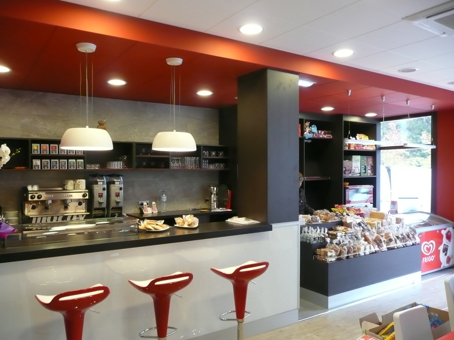 Un café y un bollo. Por favor.