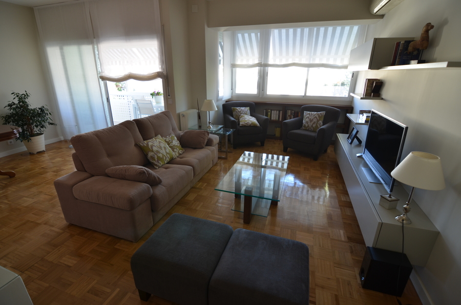 Un salón con mucha luz