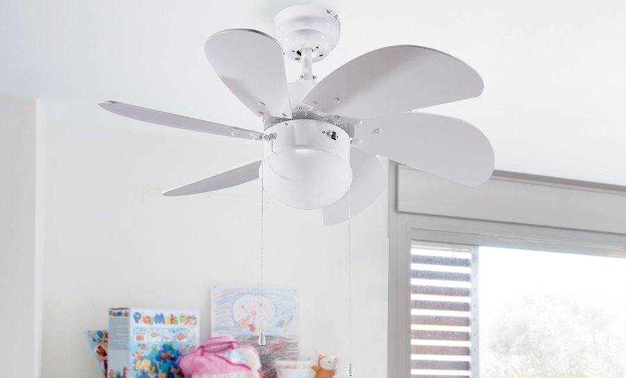 un ventilador de techo blanco
