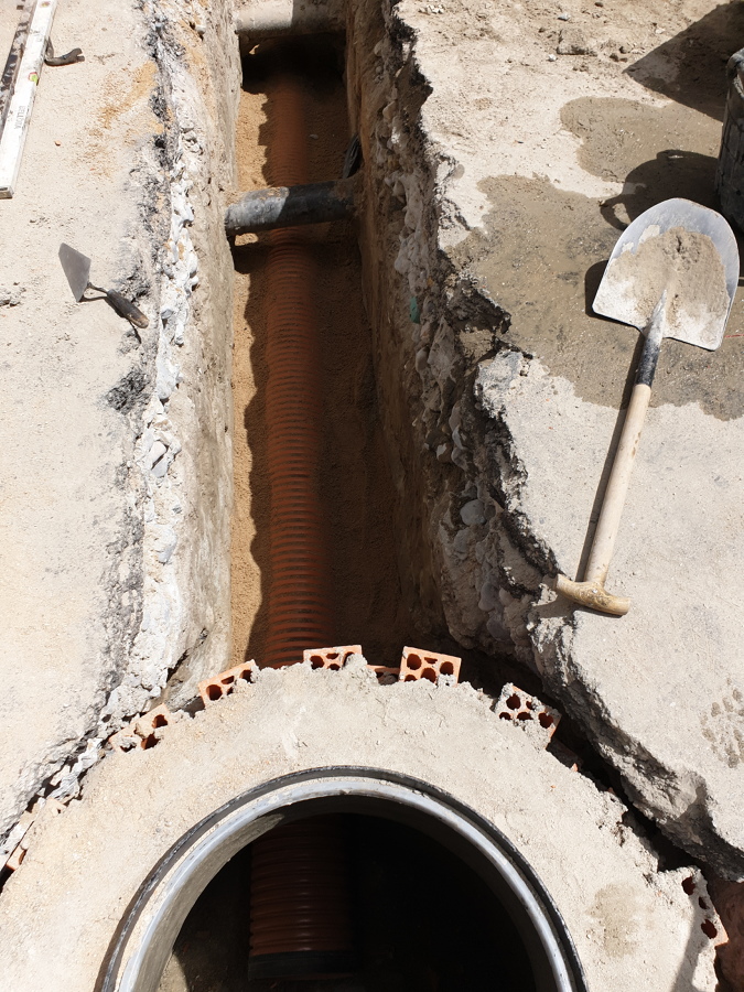 Una cama de arena sobre el tubo