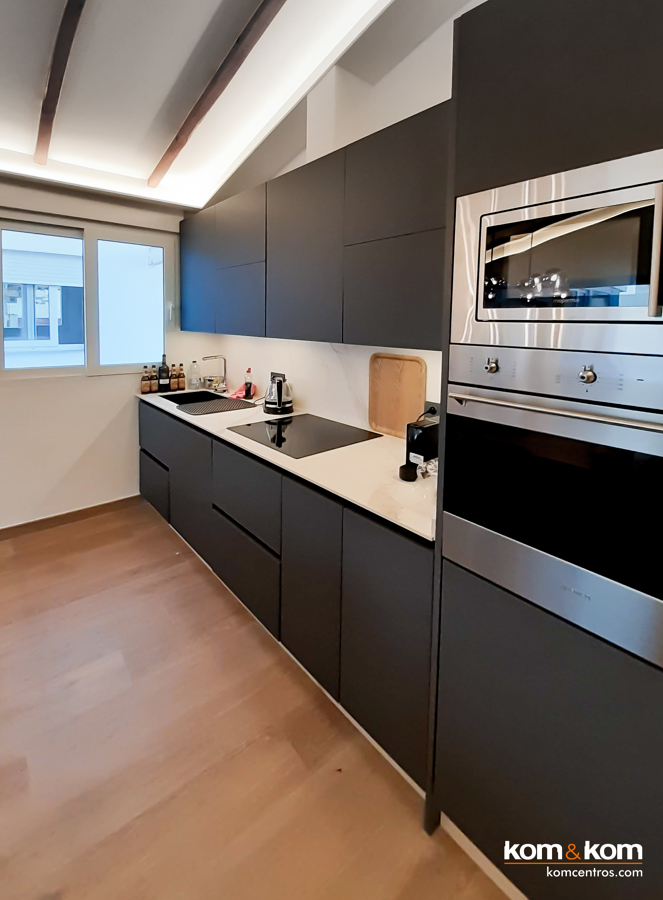 Una cocina moderna de líneas rectas