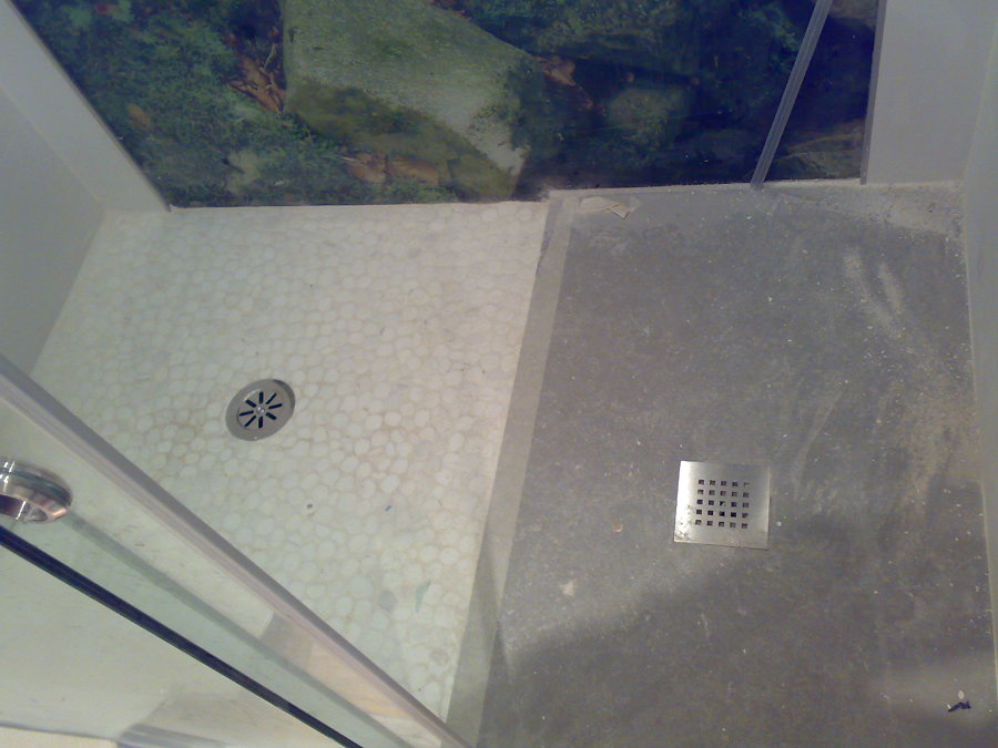 Una ducha doble decorada, mitad de obra mitad sintetica