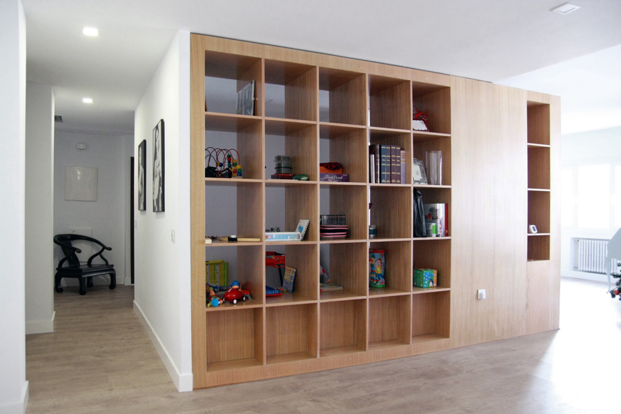 Una estantería insertada como soporte del salón