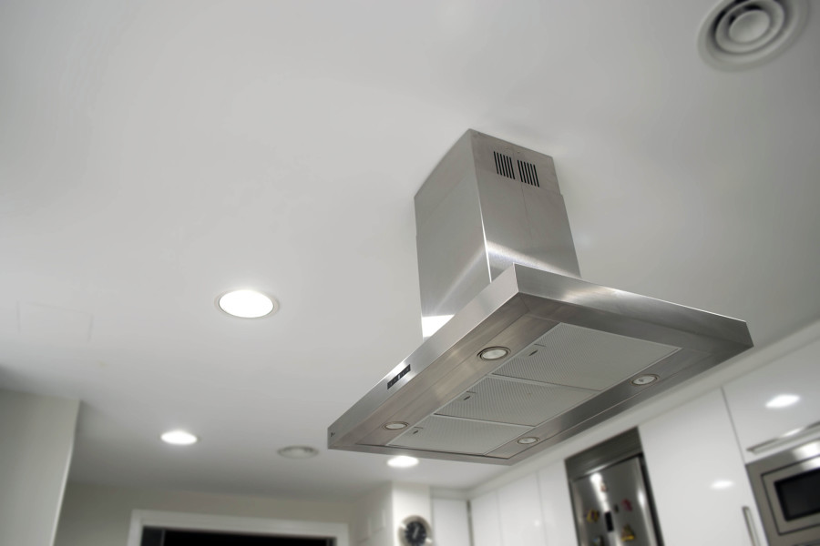 Una isla en la cocina. ( detalle campana )