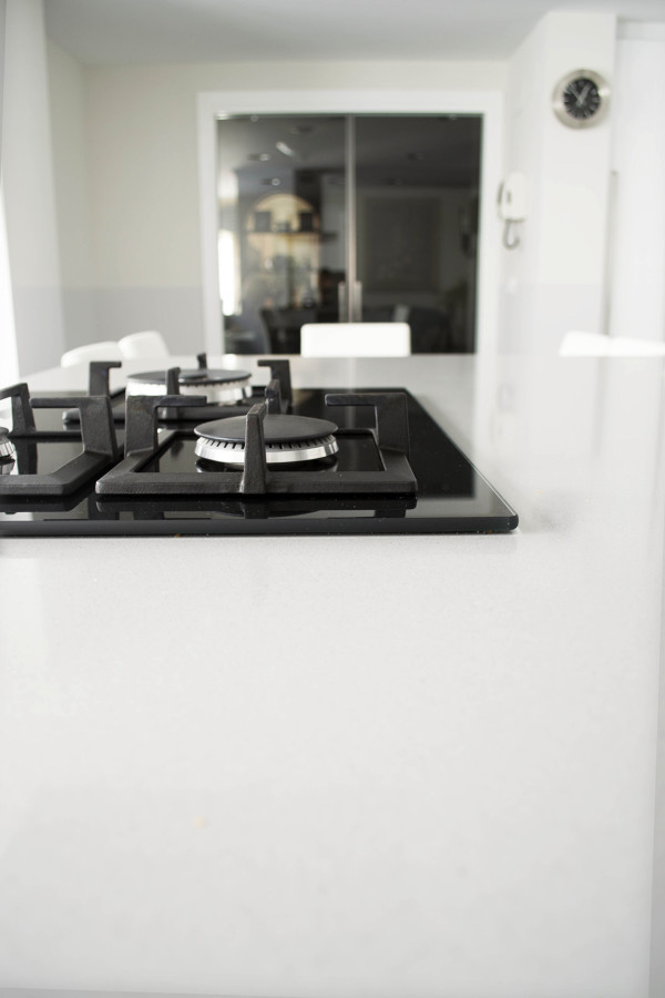 Una isla en la cocina. ( detalle fuegos )