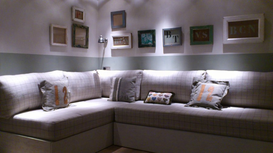 Una sala de estar con paredes envejecidas.