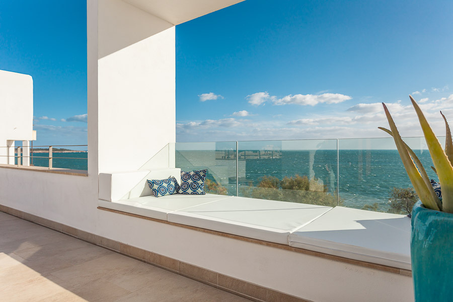 Una terraza con vistas al mar