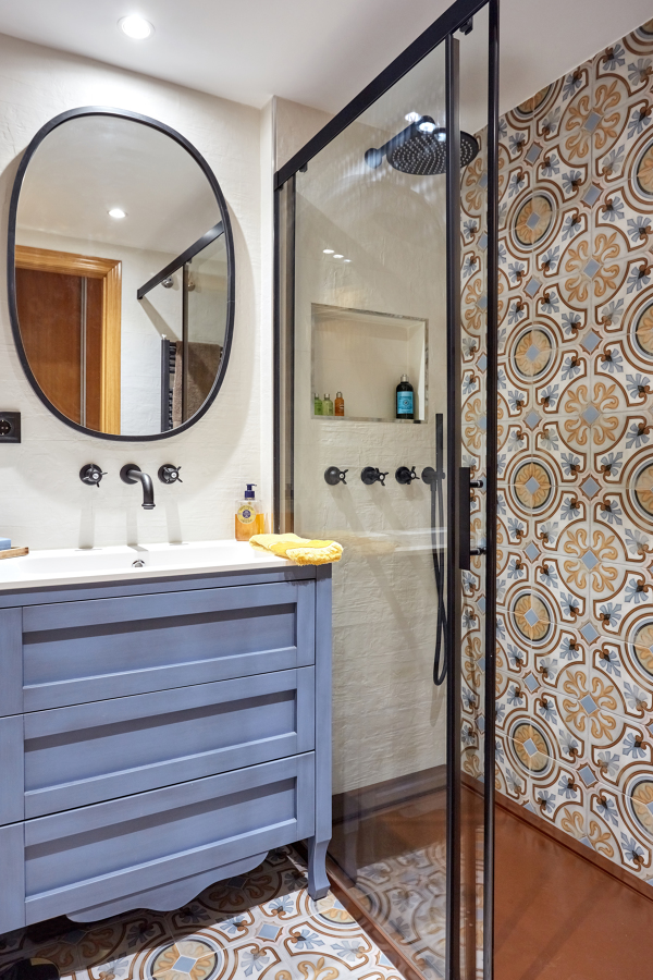 Una Vivienda: Dos Baños Diferentes