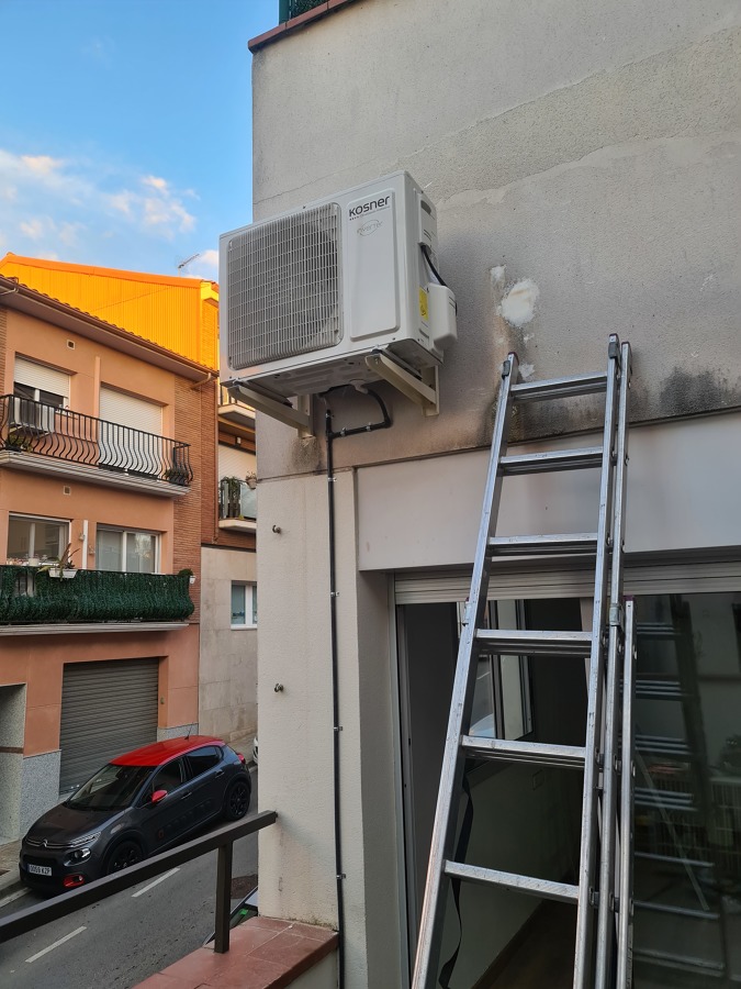 Unidad exterior aire acondicionado KOSNER KSTI 18F/50 PLUS ya instalada - Instalaciones BEC