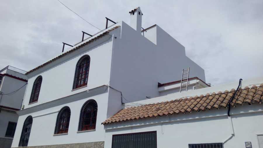 Unifamiliar pintado y restaurado de blanco con herraje pintado con oxiron titan azul