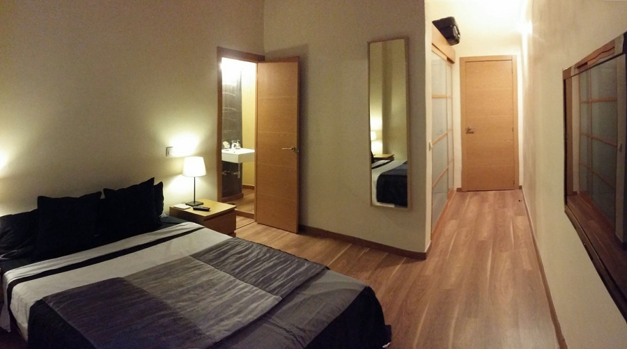 Uno de los dos dormitorios dobles.