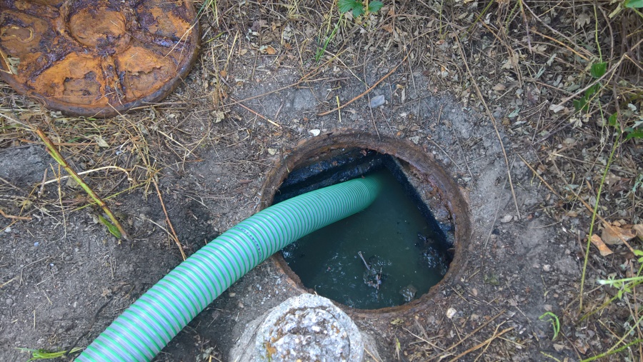 Vaciando fosa séptica