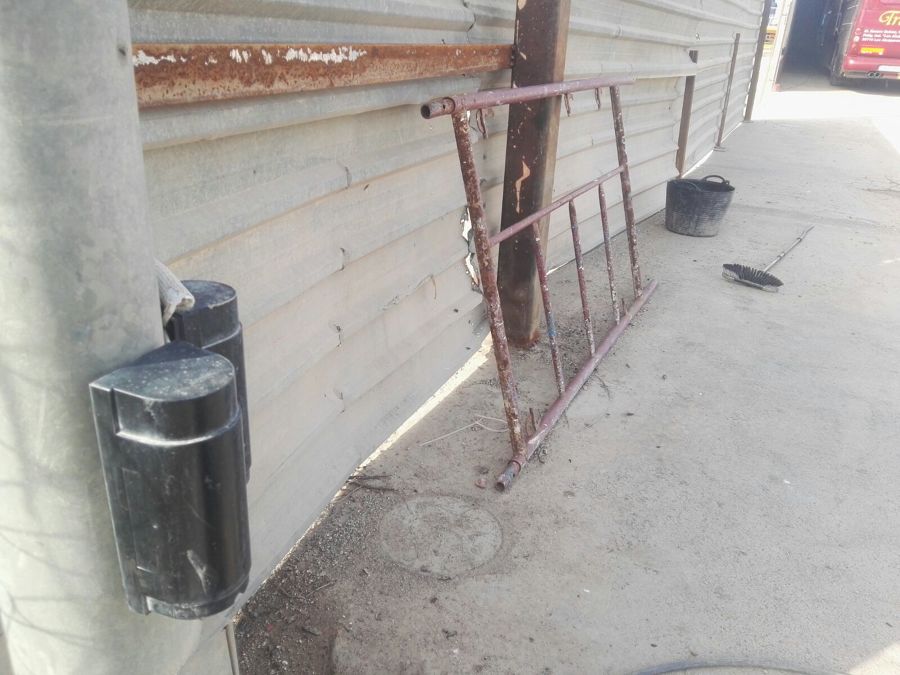 Valla antigua de metal.