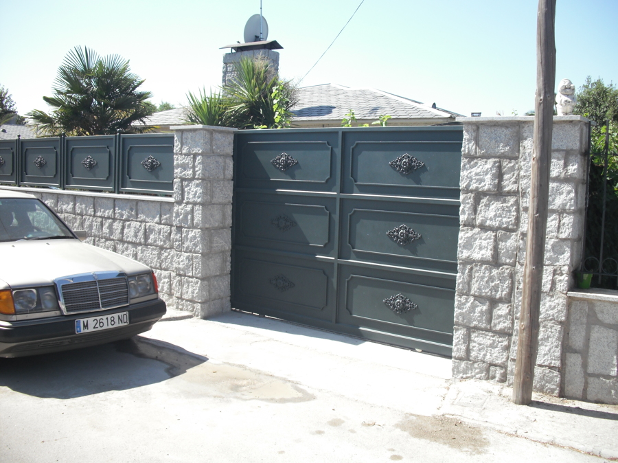 Valla de bloques de granito + la puerta de garaje automatica