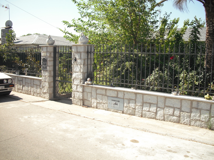Valla de bloques de granito + la reja 