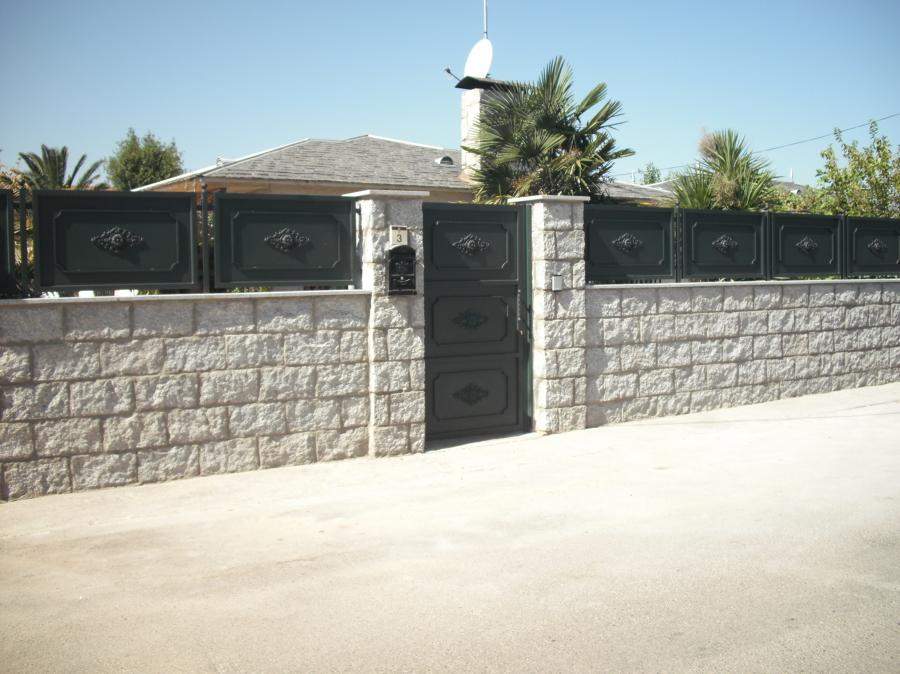Valla de bloques de granito + puerta de entrada + placas de chapa