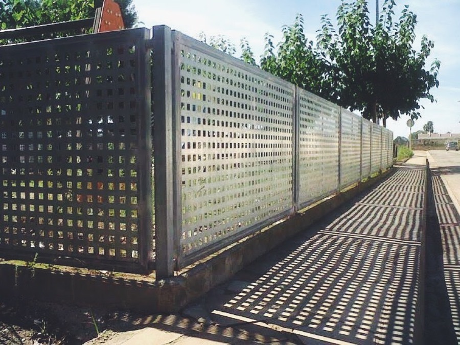 Valla de chapa perforada cuadrada.