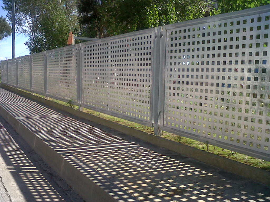 Valla de chapa perforada cuadrada.