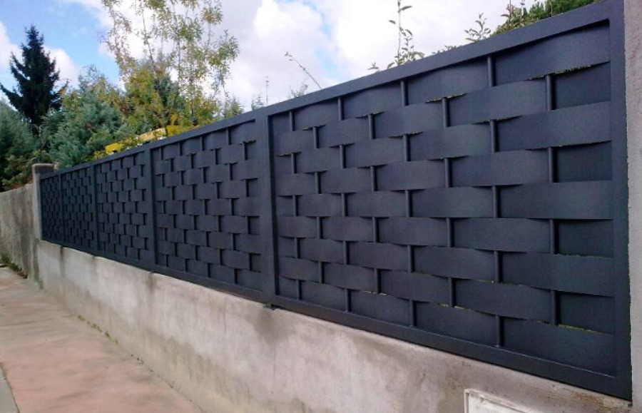 Valla de chapa trenzada. 