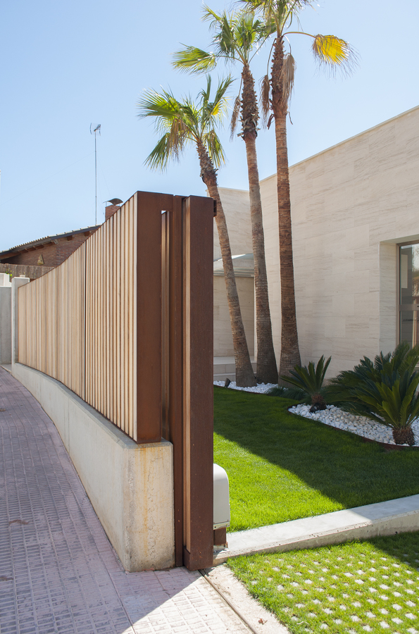 VALLA DESDE LA CALLE Y DETALLE PUERTA GARAJE