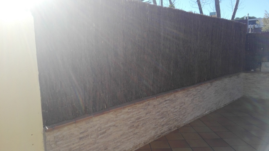 Valla metálica y brezo