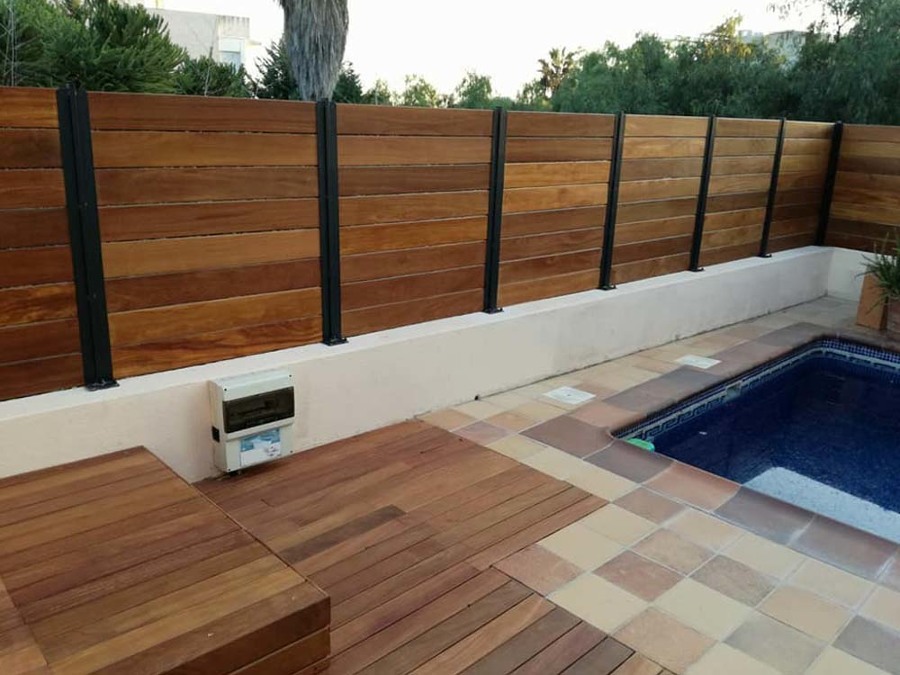 Valla y tarima de madera