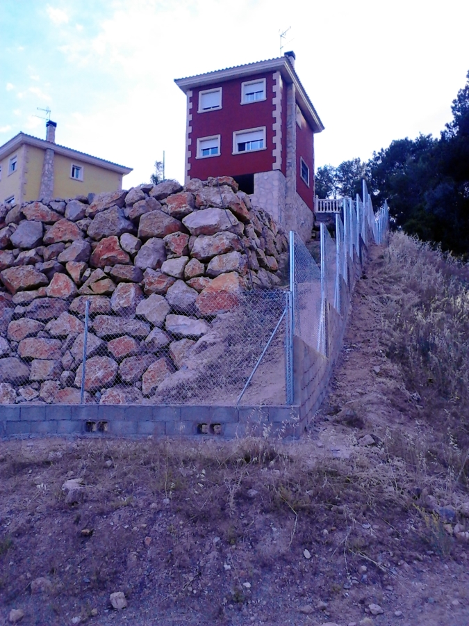 VALLADO  PARCELA EN DESNIVEL