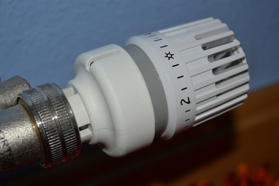 Válvula termostática para regular temperatura en radiador