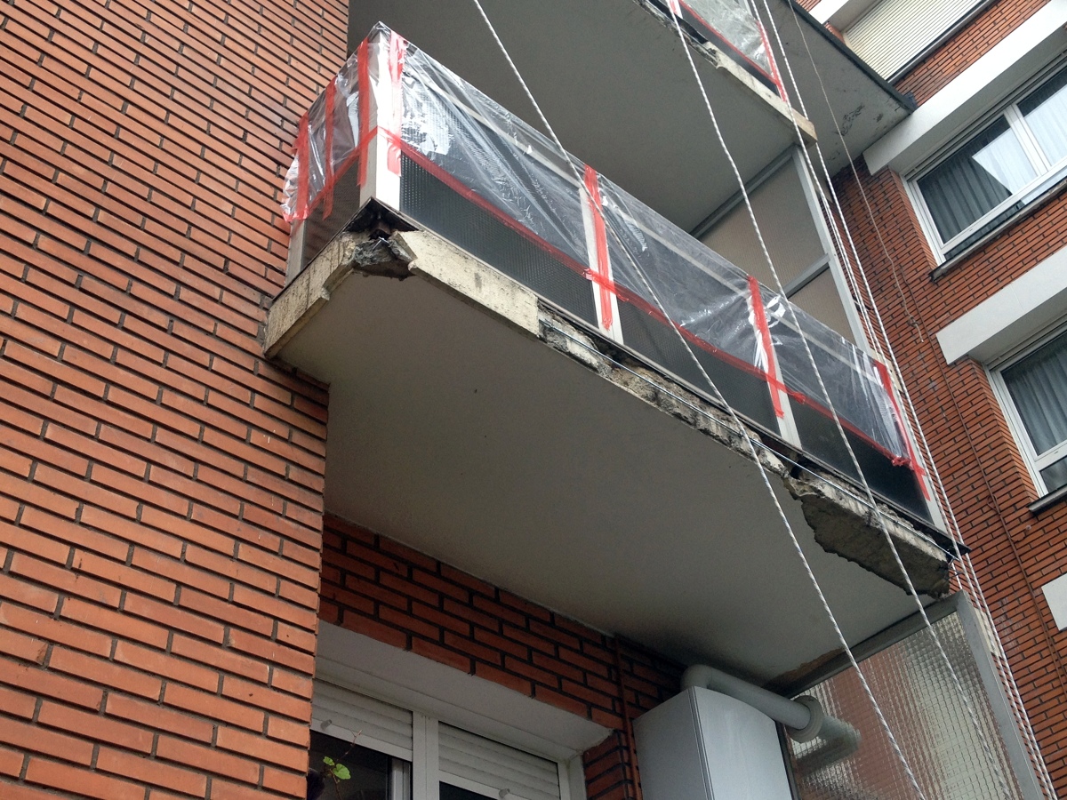 Varillas en frente de balcón