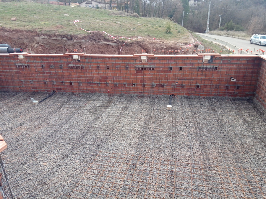 Vaso con la armadura y los accesorios colocados.