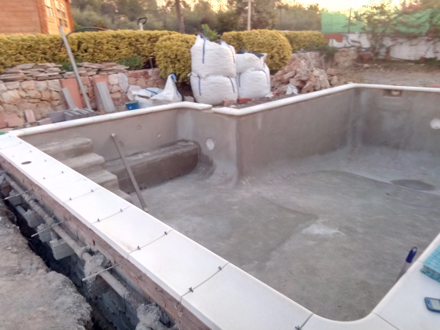 Vaso con la escalera interior y el banco terminados.