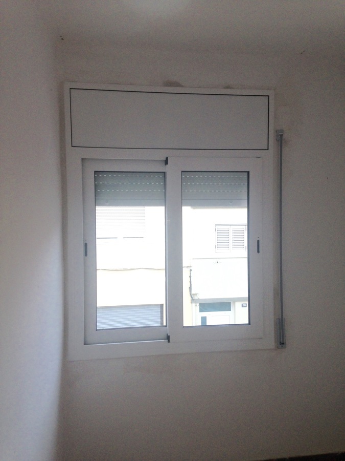 Ventana acabada con remates de yeso