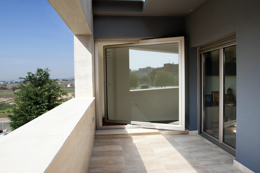 ventana balconera pivotante