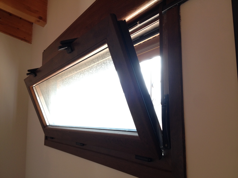 Ventana batiente abierta