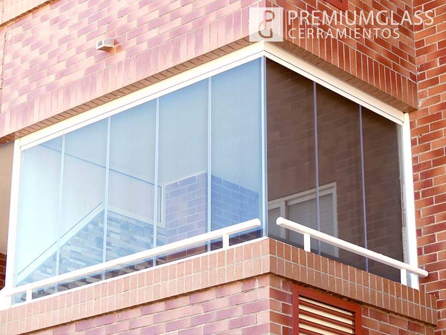 Ventana con cortina de cristal sin perfiles en Marina d'Or