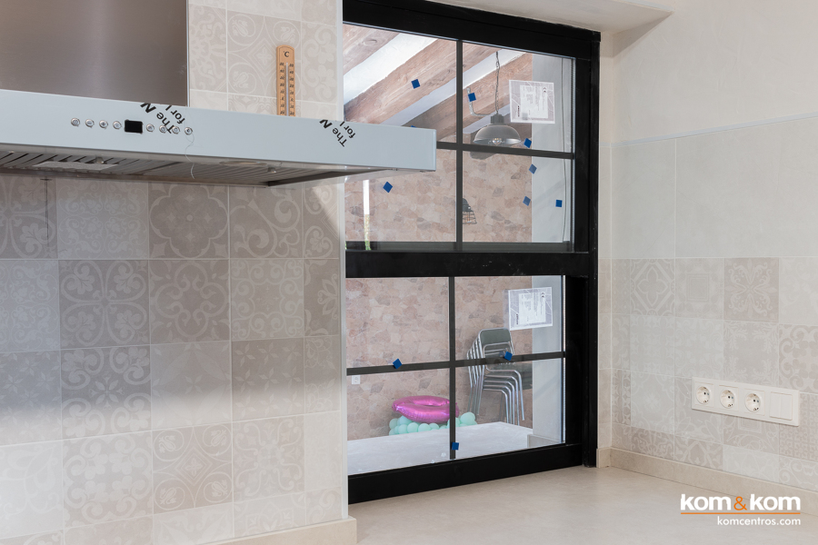 Ventana con marco negro en cocina moderna