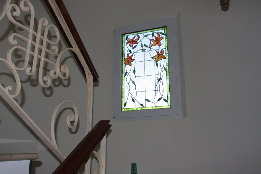 Ventana con vidrio decorativo