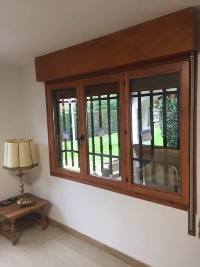 Ventana de 3 hojas de madera de pino con herraje negro