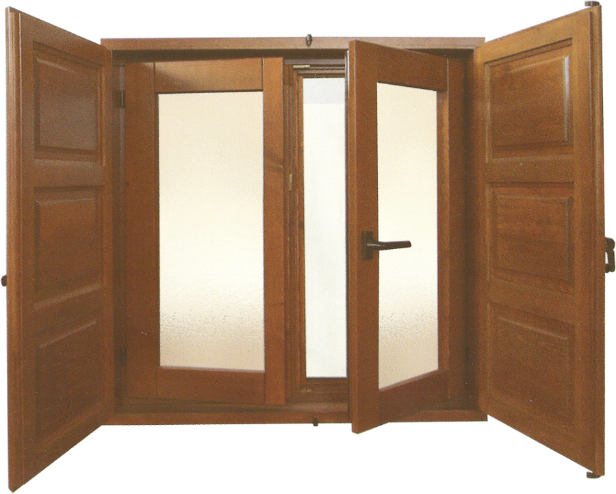 Ventana de madera europea con contraventanas