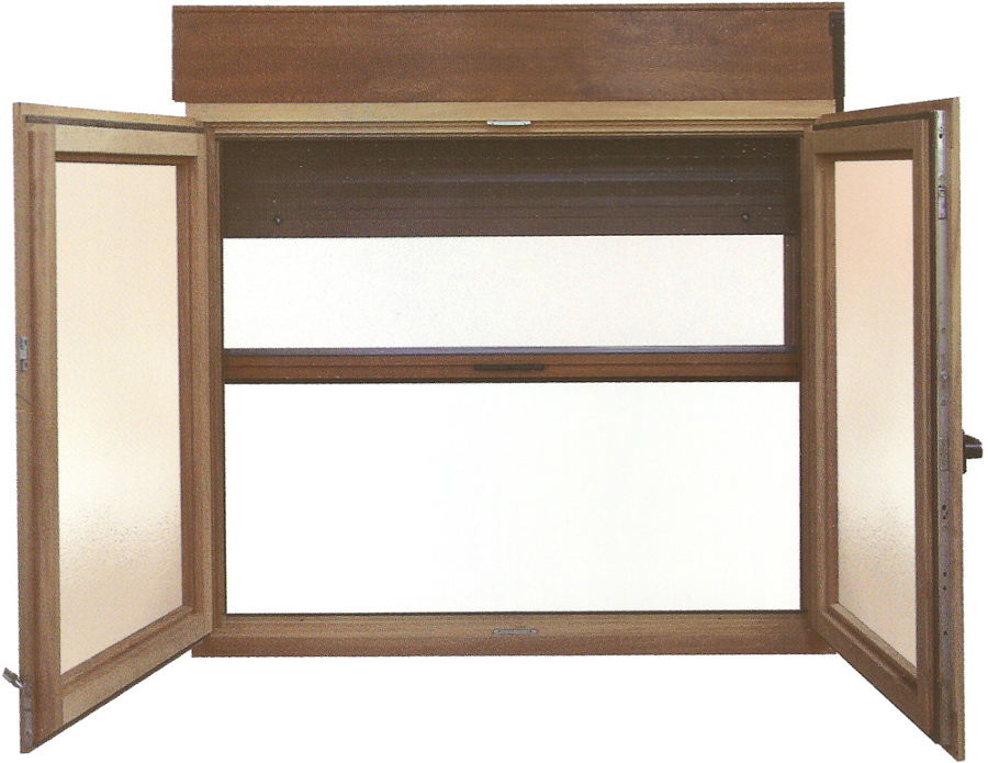 Ventana de madera europea provista con persiana y mosquitera