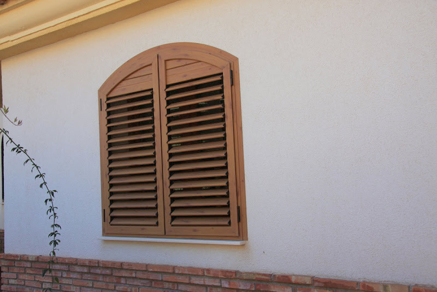 Ventana de PVC con mallorquinas