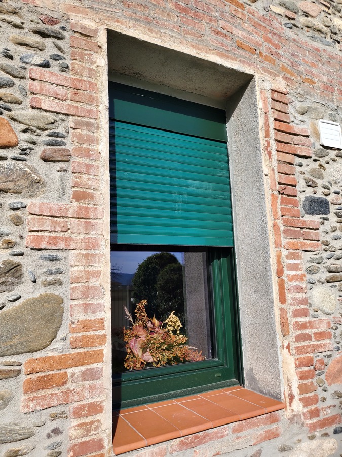 Ventana de PVC con persiana de aluminio verde