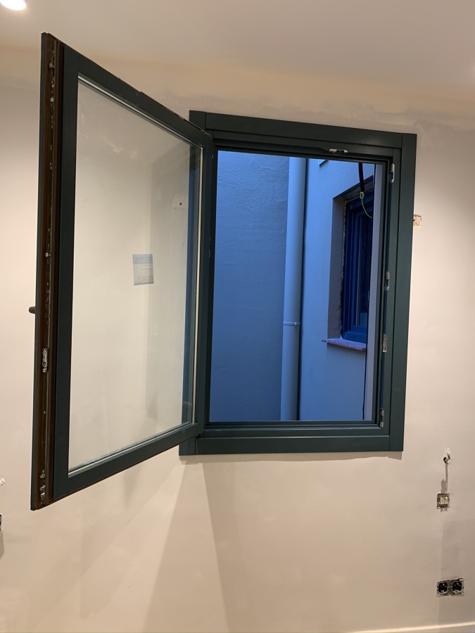 Ventana en posición batiente