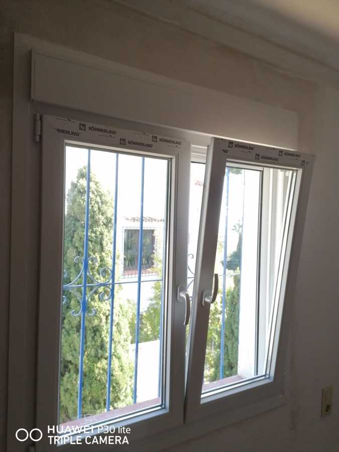 Ventana Komerling con compacto de perciana