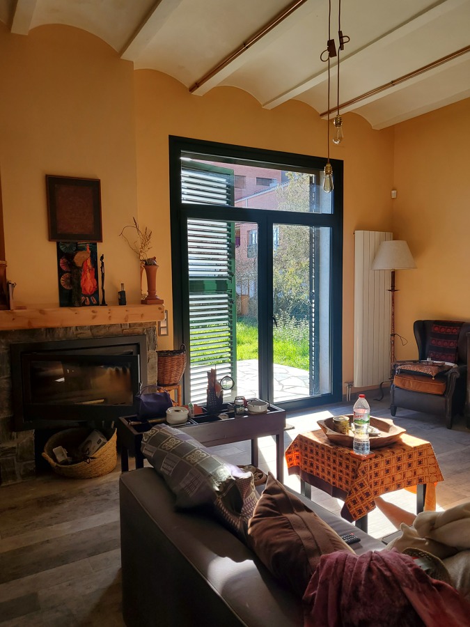 Ventana oscilobatiente con celosía