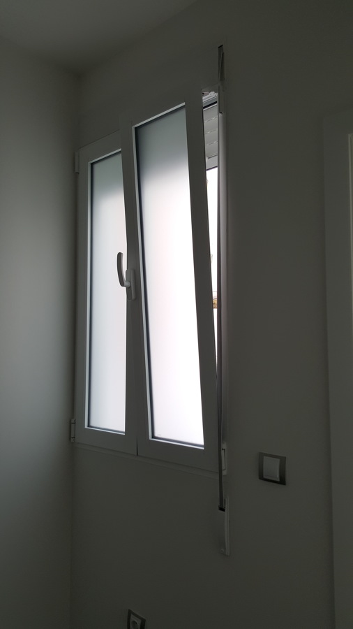Ventana oscilobatiente de dormitorio