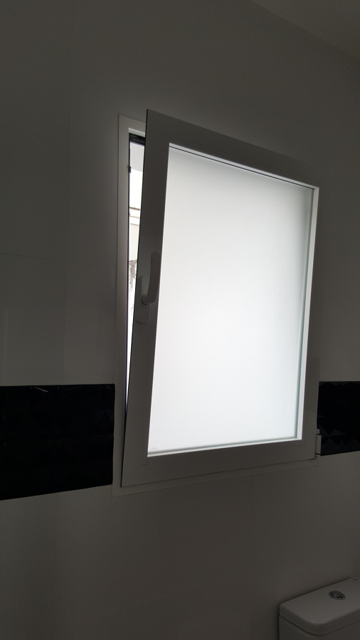 Ventana oscilobatiente del baño