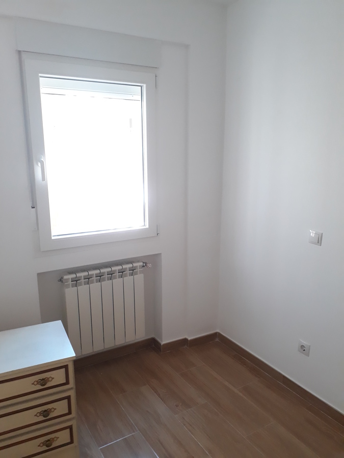 Ventana P.V.C y mocheta radiador