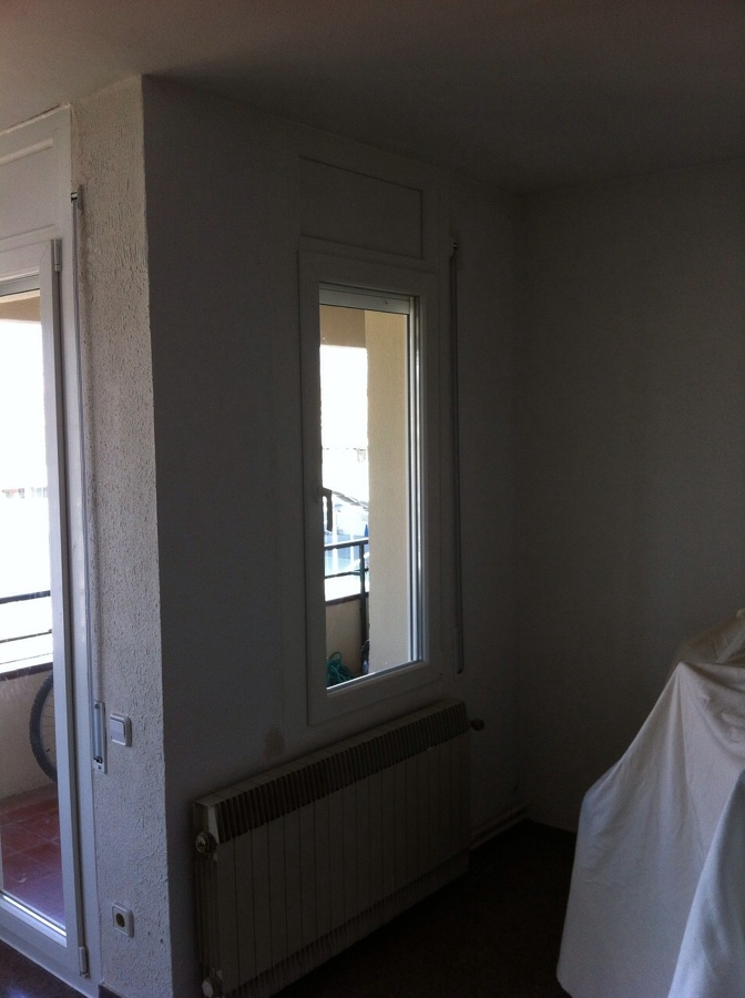 Ventana pequeña oscilobatiente salón