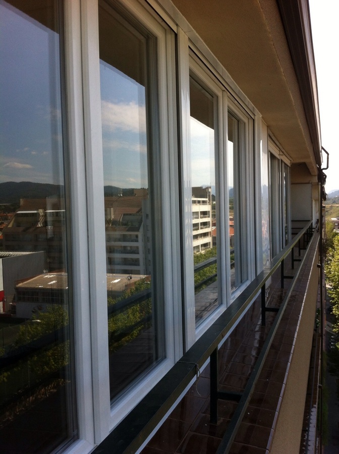 Ventana salón 4 hojas oscilobatientes con persiana partida